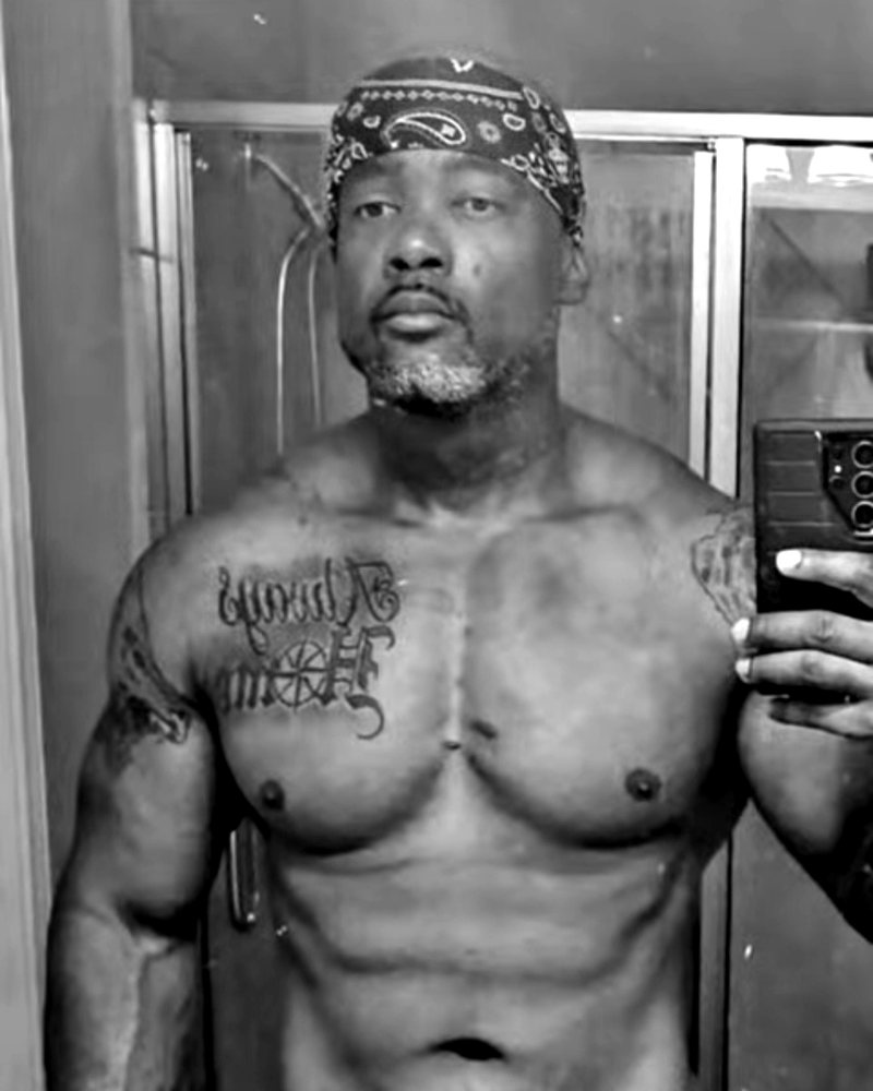 Fred B. mirror check-in, black bandana